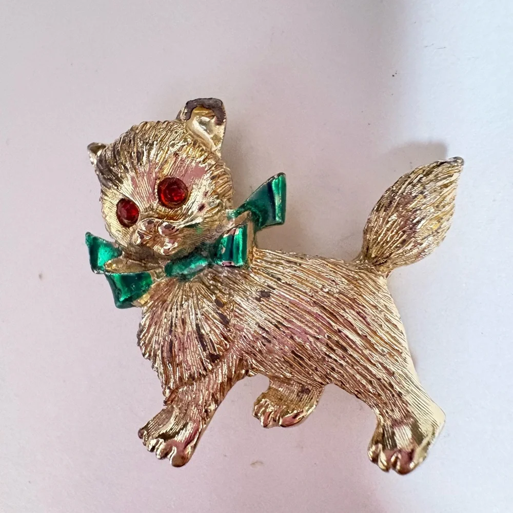 Elegant vintage Gold tone Cat Brooch with Green Bow and red rhinestone eyes